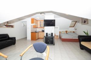 980 - Közvetlen vízparti panorámás egy légterű, tágas, tetőtéri apartman