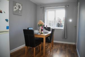 2ndHomeStays- Willenhall-A Serene 3 Bed House with a Garden View-Suitable for Contractors and Families-Sleeps 9 - 7 mins to J10 M6 and 21 mins to Birmingham
