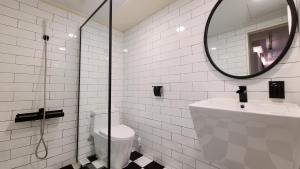 Phòng Giường Đôi Lớn có Phòng Tắm Riêng Bên Ngoài (Queen Room with Private External Bathroom)