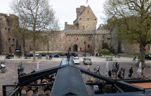 Hotels Hotel De L'univers : Chambre Triple Supérieure avec Vue sur le Château