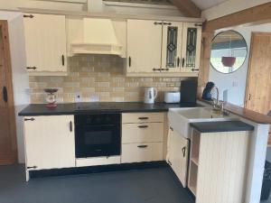 Beautiful Donegal Thatched Adderwal Cottage with Hot Tub