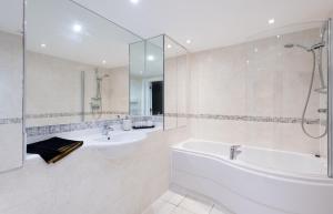 Oxford Street Fitzrovia Apartments by DMONTRIO