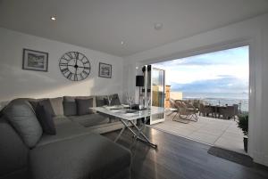 The Wendy House-seafront cottage incredible views