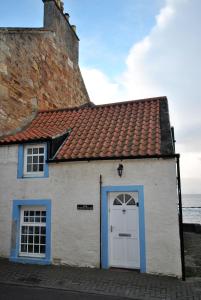 The Wendy House-seafront cottage incredible views