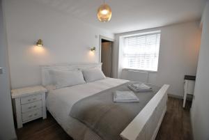 Puffin House- stylish home by the sea