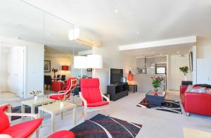 StayCentral - Spacious Seaviews Port Melbourne