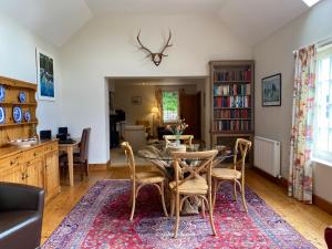 Spacious cottage - walk to Crieff
