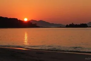 Preciosa vivienda con jardín andando a la playa - Porto do Son
