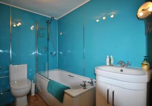 Watersedge Apartment- cosy home by the sea