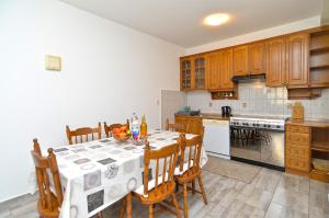 Apartment Biserka 2240