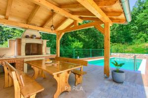 Cozy stone house CAPREE with pool 