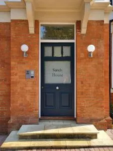 Sands House - luxury modern studios with secure parking in Epsom, Surrey - 切辛顿