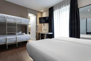 Quadruple Room with City View room in Petit Palace Triball