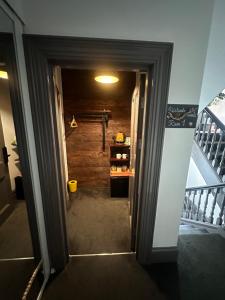 Green Corner Villa - Cosy Luxury in Central Torquay with Free Parking & EV