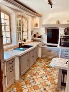 Villa with spectacular views - Pool house with outdoor kitchen and pizza oven