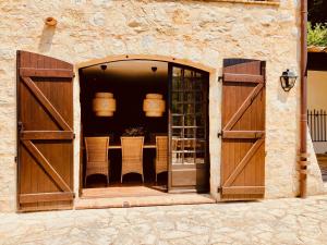 Villas Beautiful stone house with fabulous pool and outdoor kitchen : photos des chambres