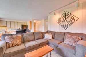 Ski-InandSki-Out Bromley Mtn Condo Wood Fireplace!