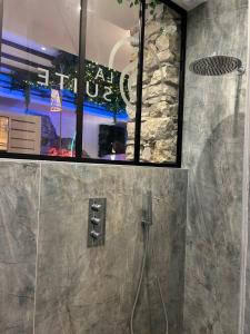 Love hotels Grenoble LA SUITE 2 spa jaccuzzi et sauna privatif : photos des chambres