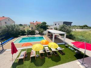 Holiday house with a private heated swimming pool