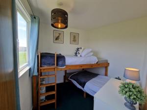 Sea View Holiday Chalet, access to sandy beach - Pets go free