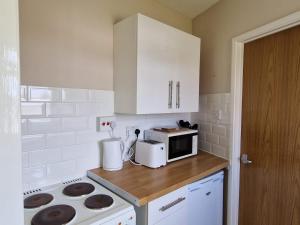 Sea View Holiday Chalet, access to sandy beach - Pets go free