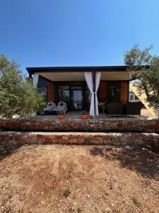 Beach house Lady - resort & tavern BAIN, free transport, pool, Island of Žut - Kornati