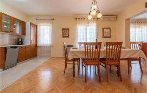 3 Bedroom Cozy Apartment In Zadar 