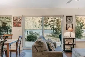 47MF - WiFi - Fireplace - Sleeps 6 - Maple Falls