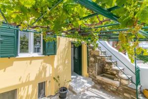 Chora 5 - Central Rooms by TinosHost