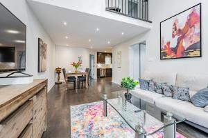 5 Bedroom House, Backyard, Free Parking, Eaton Center!