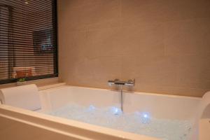 Appartements Suite de Luxe Jacuzzi balneo,King size Bed : photos des chambres