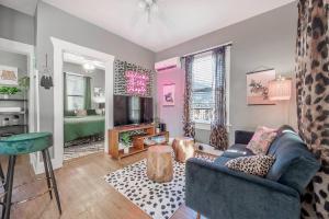 Jungle Themed Apt. Close to Coffee, Food + Shops!