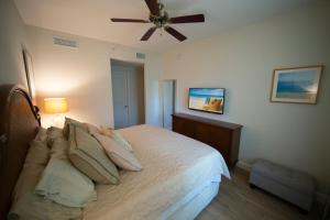 Naples Bay Resort Condo with Fabulous Amenities, near Beach & Downtown!