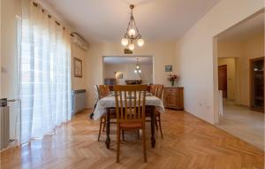 3 Bedroom Cozy Apartment In Zadar 