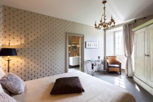 A lOmbre du Château