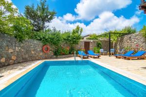 Havuzu korunaklı 2+1 taş villa