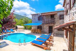 Merkezi Konumda Özel Havuzlu Taş Villa