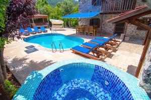 Merkezi Konumda Özel Havuzlu Taş Villa