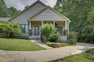 Single-Story Home about 7 Mi to Old Towne Conyers! - Richardson