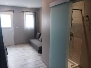 Appartements CHAMBRE PRIVEE avec piscine en bord de Via Rhona : photos des chambres