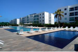 Lindo e espaçoso Flat em Muro Alto- 3 quartos-suíte- ar-condicionado- vista total para a piscina