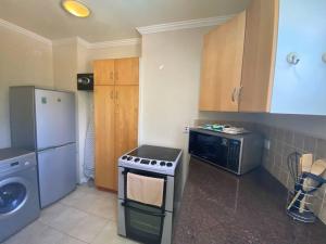 STUDIO Apt 9 Bright comfy with pool on South Coast