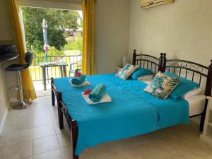 STUDIO Apt 9 Bright comfy with pool on South Coast