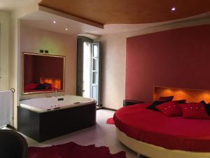 Deluxe Suite with Spa Bath room in Alessi Hotel Trattoria