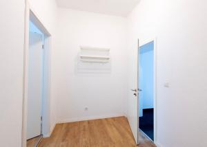 Stay and Work Apartment - 8 single beds - central