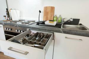 Stay and Work Apartment - 8 single beds - central