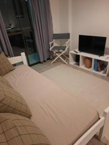 DEPARTAMENTO CÉNTRICO, a METROS de la UNIVERSIDAD, 3 PERSONAS, GARAJE AUTO CHICO