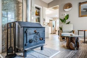 Cozy & Modern w Hot Tub, Fire Pit, Grill & Pond