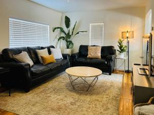 Home Sweet Idahome, feels like home withthe decor you wish you could afford King bed in master, fully fenced dog friendly yard, a few blocks from BSU and downtown Boise, Your perfect stay!