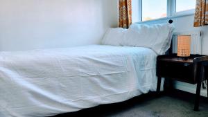 Family friendly spacious 4bedroom house in Bagshot with EV Charger